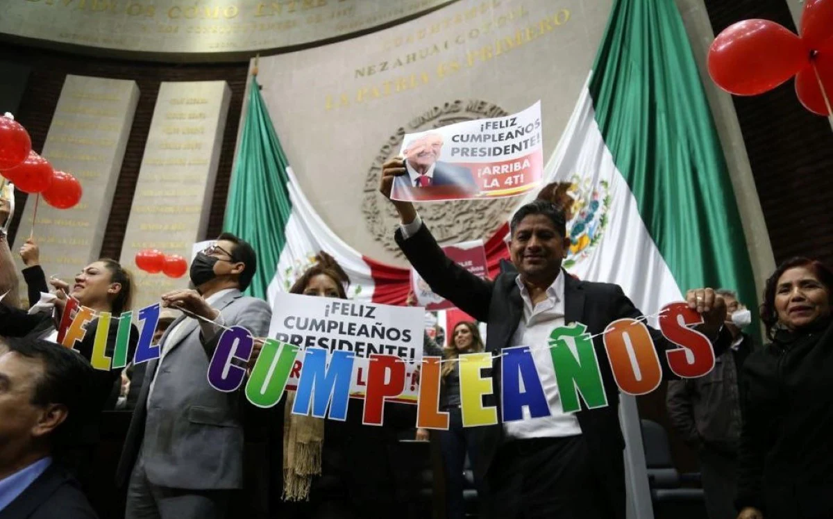 Luego de que se decretara un receso en San Lázaro, Diputados de Morena alargaron la sesión y le cantan "las mañanitas" a AMLO.