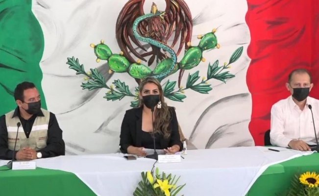 La gobernadora, Evelyn Salgado, aparece en un acto oficial con una bandera modificada. En lugar de serpiente, parece una letra S