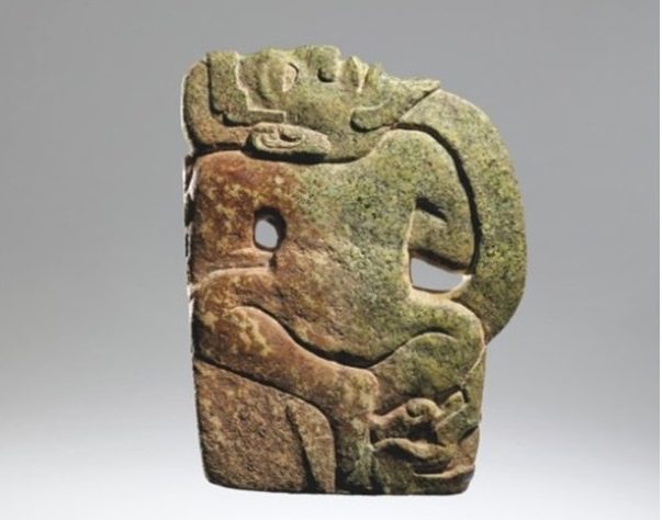 Subastan millones de pesos en piezas prehispánicas a pesar de las protestas de México. Un hacha maya se vendió en más 16 millones de pesos