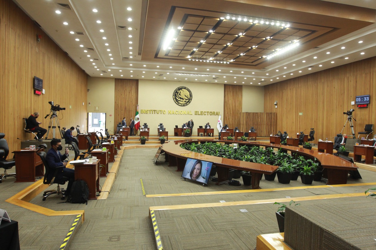 Ante el recorte de 5 mmdp que tendría el INE para el 2022, el instituto amenaza con eliminar consulta de revocación de mandato.