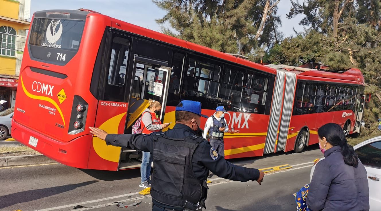 choca metrobús contra un árbol