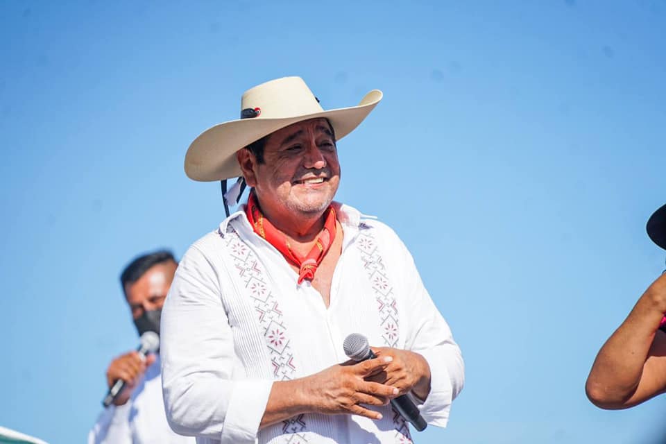 Macedonio se burla de Santiago Nieto