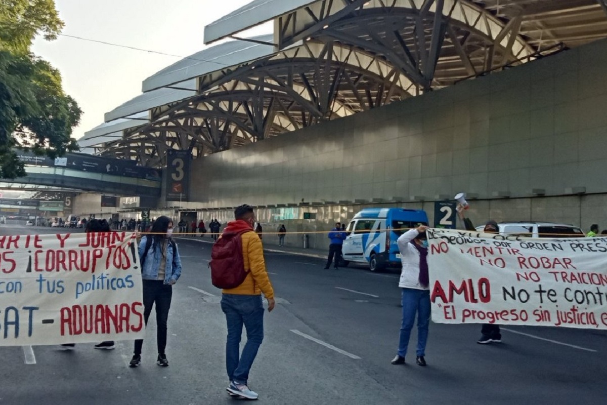 Extrabajadores de aduanas bloquean en AICM