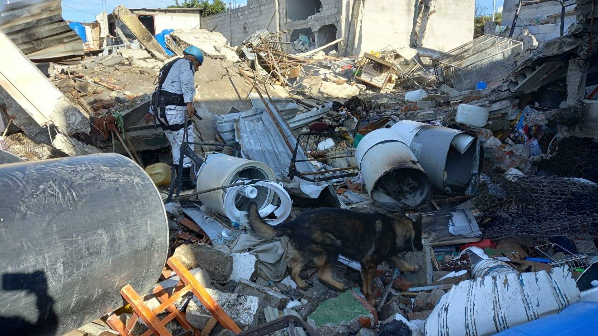 Después de la explosión de un gasoducto en Puebla, y para evitar robos, las víctimas y damnificados del suceso duermen en las calles.