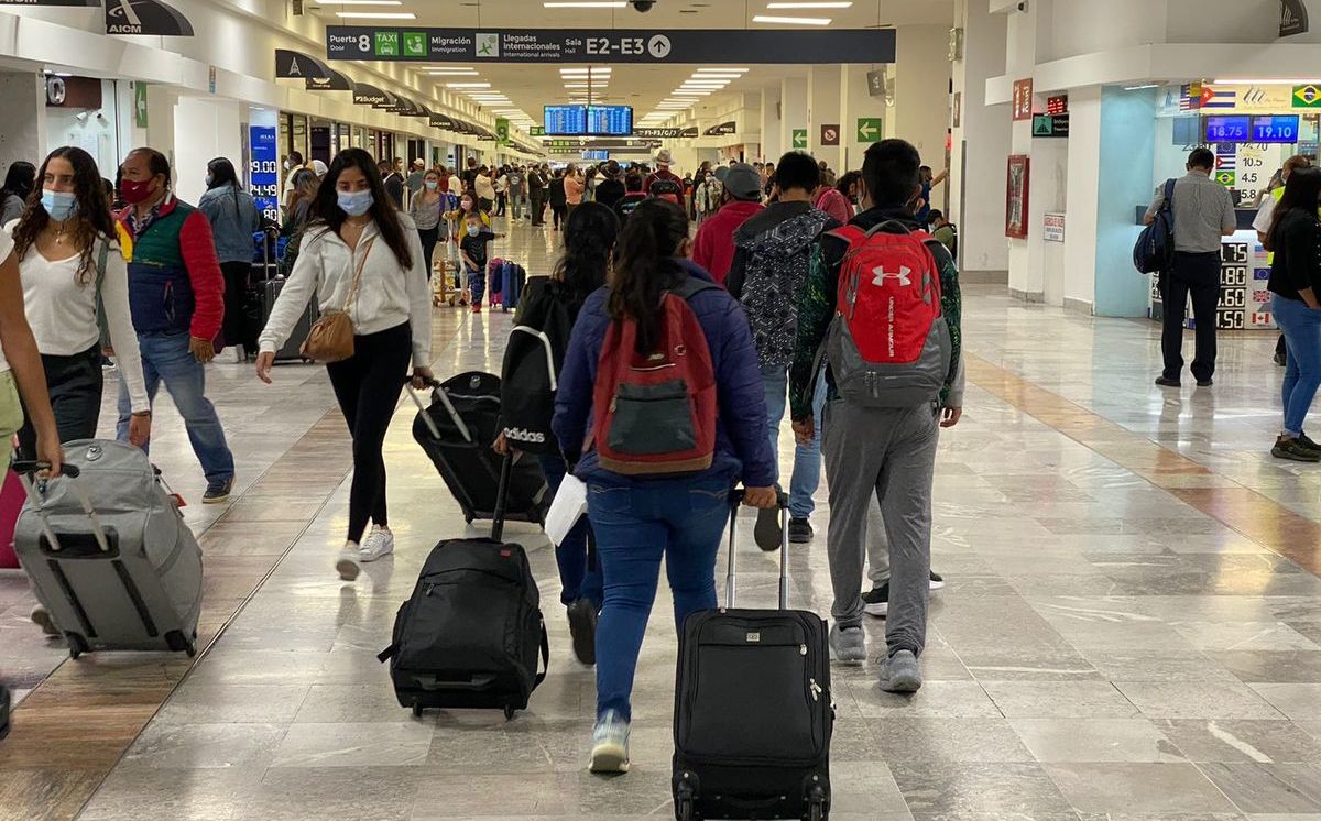 El Departamento de Estado de Estados Unidos emite una alerta de viaje para México por el "alto" nivel de COVID en el país.