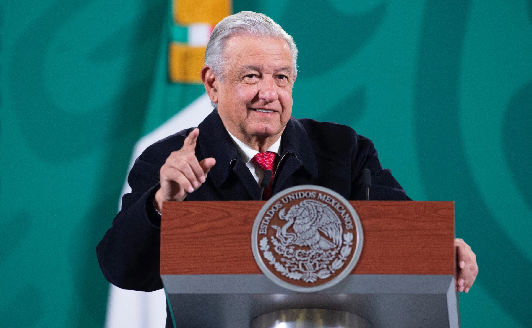 Este miércoles, AMLO asegura que su 'decretazo' que blinda a sus megaobras se mantendrá a pesar de la suspensión temporal de la SCJN.