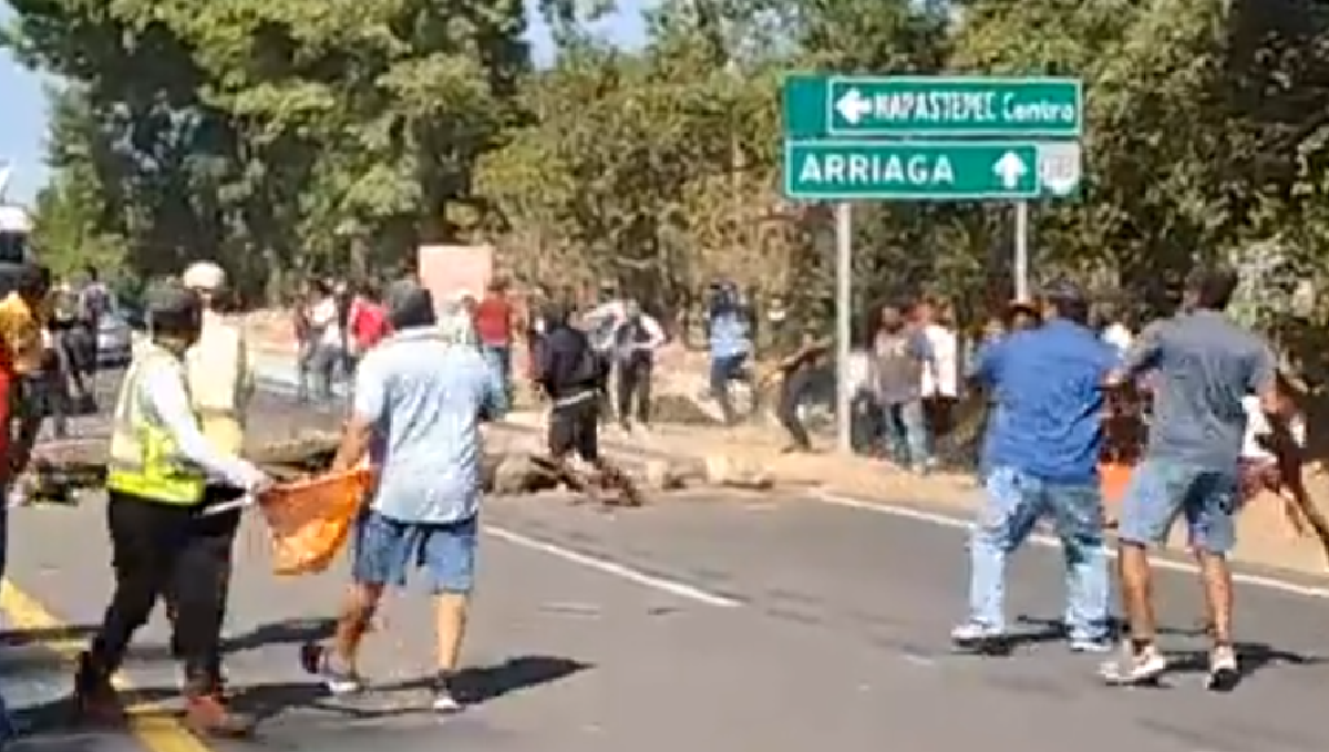 Migrantes bloquean llegan transportistas