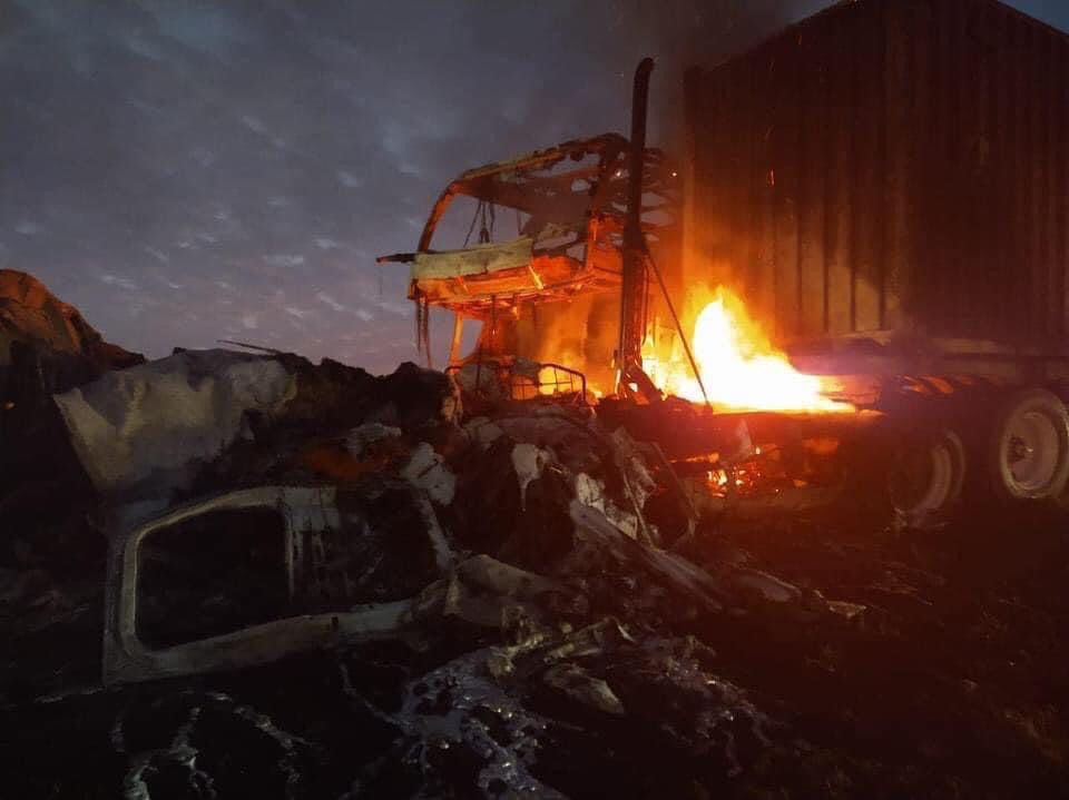 chocan tráiler camioneta y autobús de pasajeros