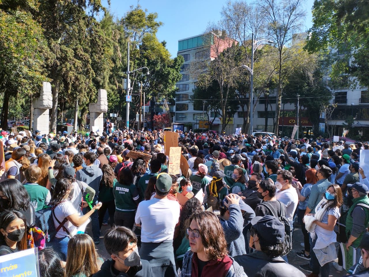 Al grito de "un dictador no será mi director", la comunidad del CIDE se manifiesta frente a CONACYT en defensa del centro.