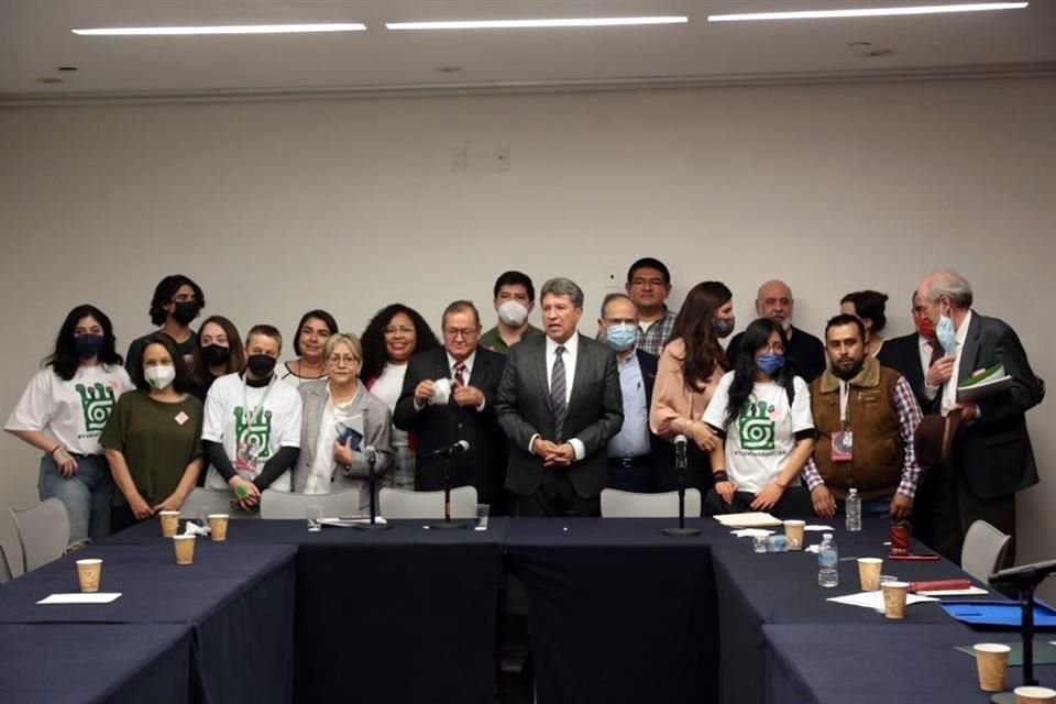 Dos protestas estudiantiles coinciden y el CIDE y la UDLAP marchan juntos rumbo al Senado en solidaridad la una con la otra.