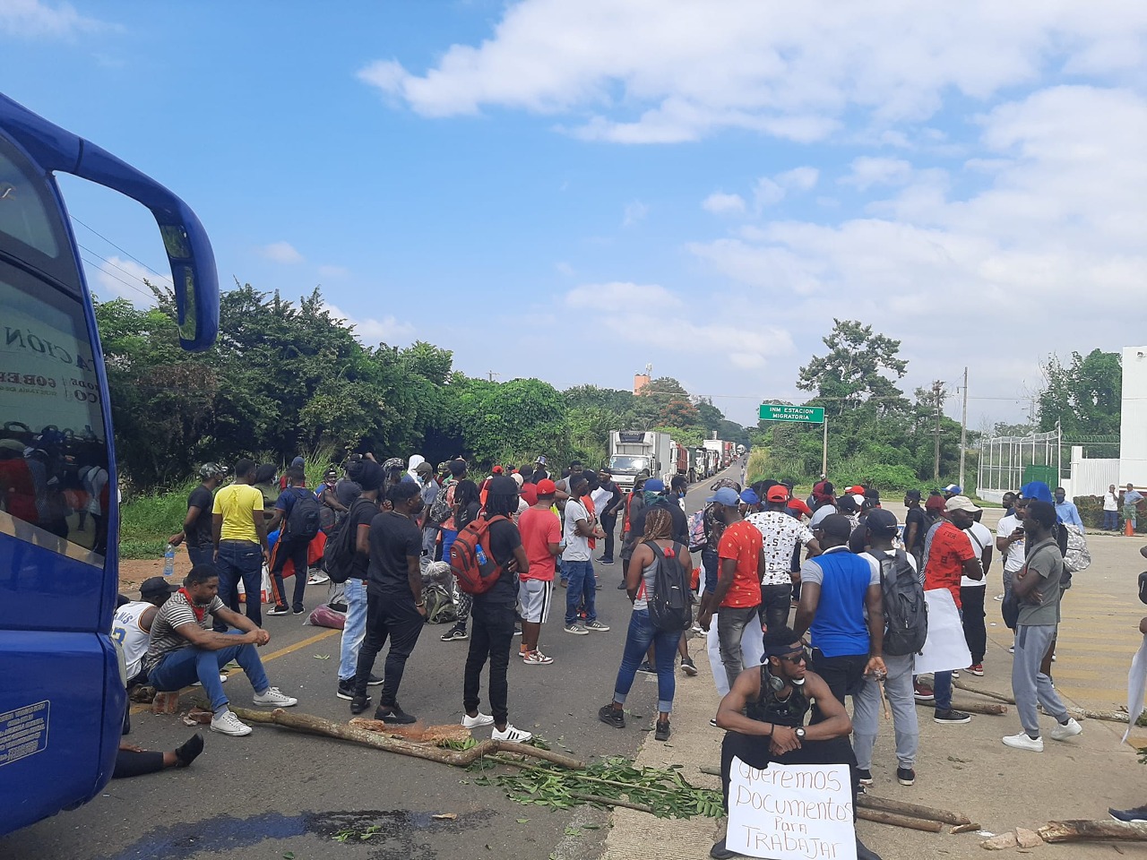 Haitianos marchan y bloquean carretera