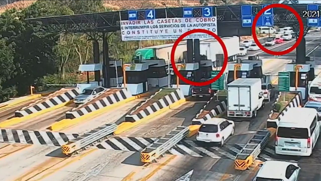 En un video al que tuvo acceso El Universal, se revela como dos tráileres con respiradores artificiales pasan por una caseta de Chiapas