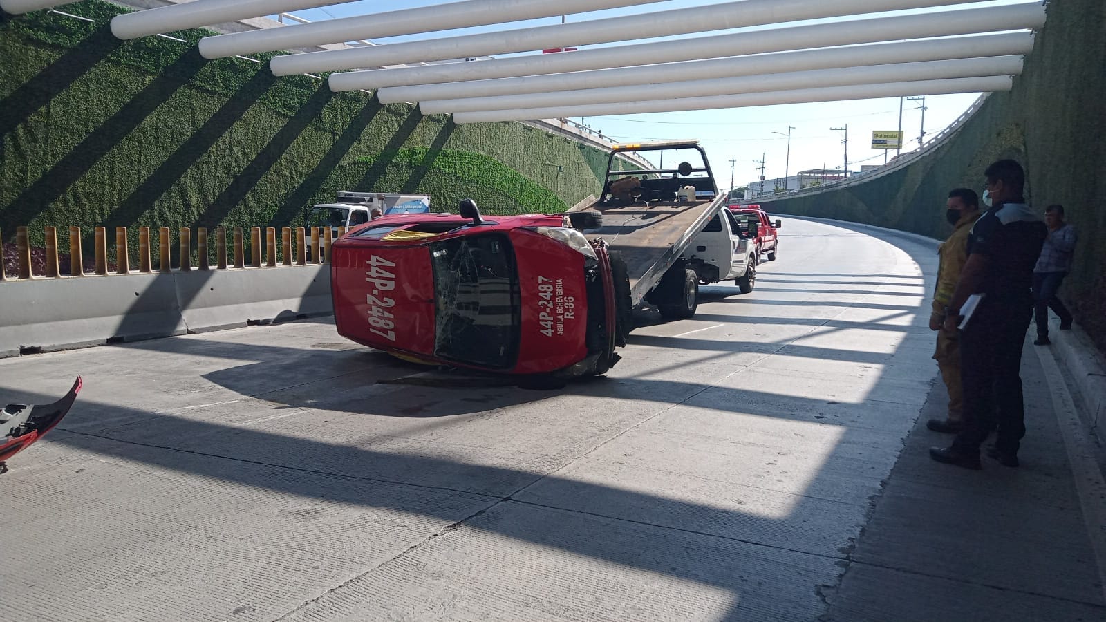 Un carro de ruta se volcó