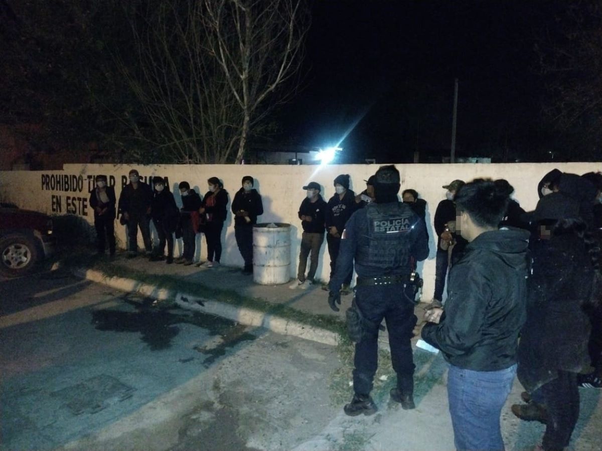 policías rescataron a 20 migrantes