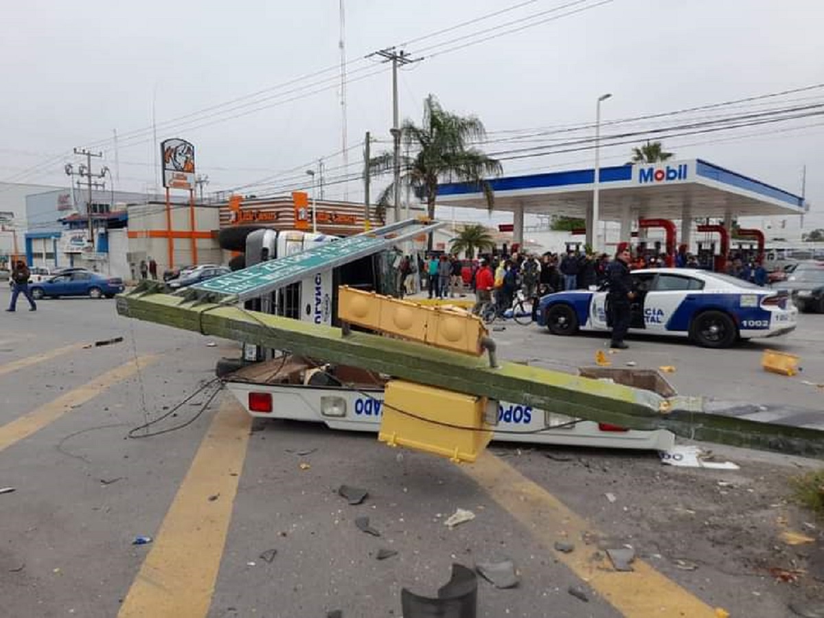 Ambulancia volcó tras ser chocada por camioneta