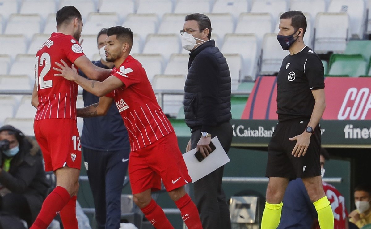 Tecatito Corona hizo su debut con el Sevilla