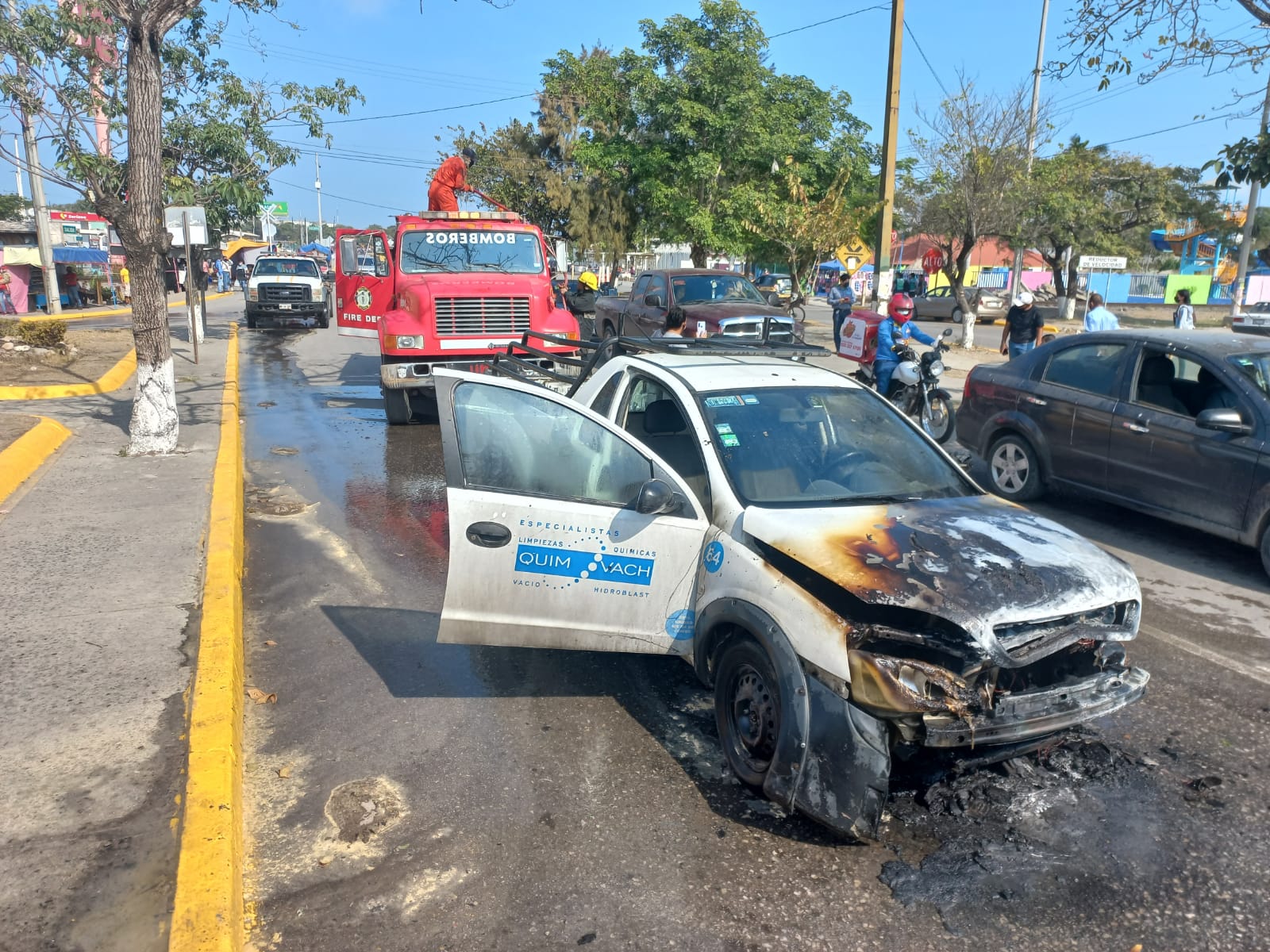 Mientras circulaba en Boulevard Primex, en la zona centro de Altamira, una camioneta se incendia con dos tripulantes a bordo.