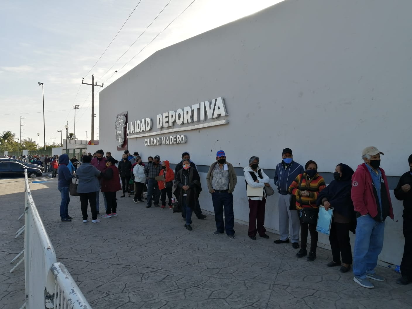 Este lunes, se registró una gran afluencia para la vacunación de adultos mayores en Madero quienes saturan ambas sedes de la inmunización