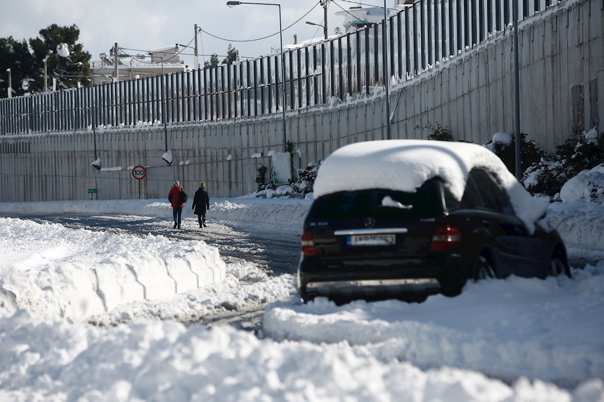 Atenas bajo la nieve miles varados