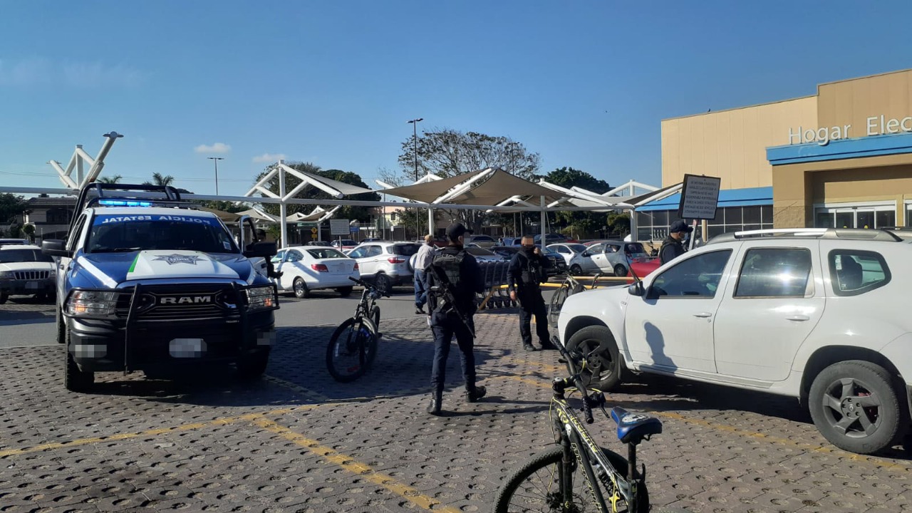 dos autos con placas sobrepuestas