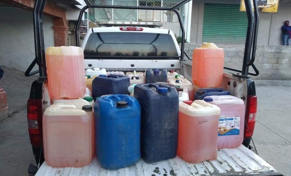 Este lunes, autoridades en Cancún, Quintana Roo detienen a ocho personas que se extraían combustibles en una toma clandestina.