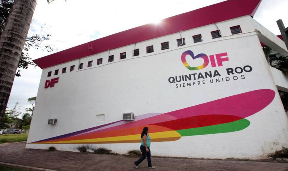 Al ser abandonada y olvidada en una gasolinera tras ir al baño, el DIF rescata a una niña de 6 años en Cancún.