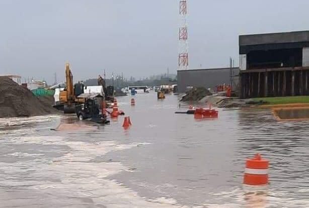 La refinería Dos Bocas, uno de los mega proyectos del sexenio, acaba inundada tras las fuertes lluvias en Tabasco.