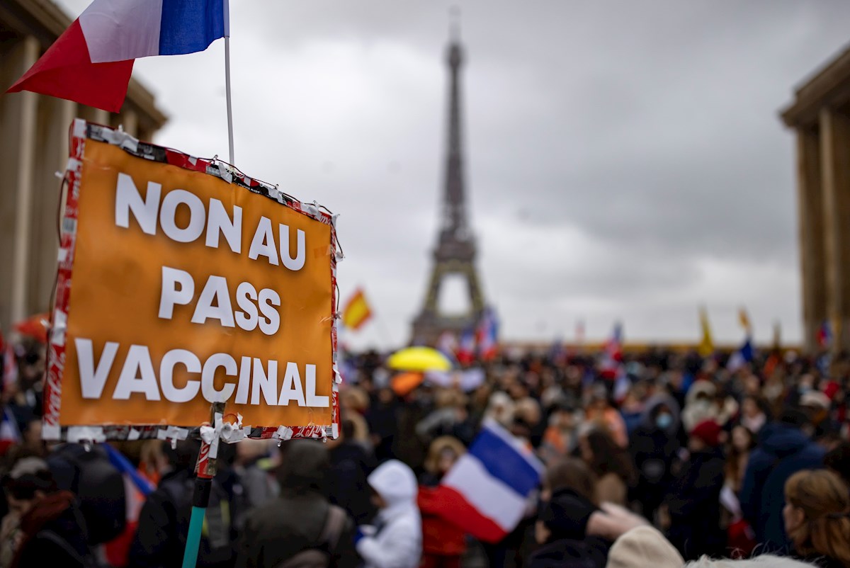 Francia aumentan protestas contra la vacunació