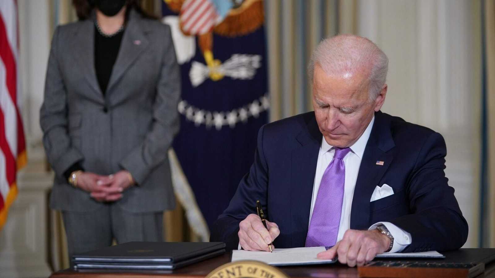 Un juez federal en los Estados Unidos 'congela' una orden del presidente Biden que buscaba obligar a los trabajadores de Texas a vacunarse