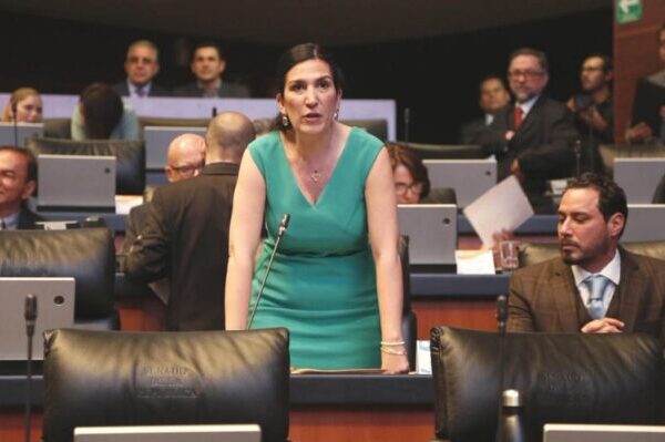 "En Morena la corrupción flota", aseguró López Rabadán, quien exige investigar a hijo de AMLO por sus lujos.