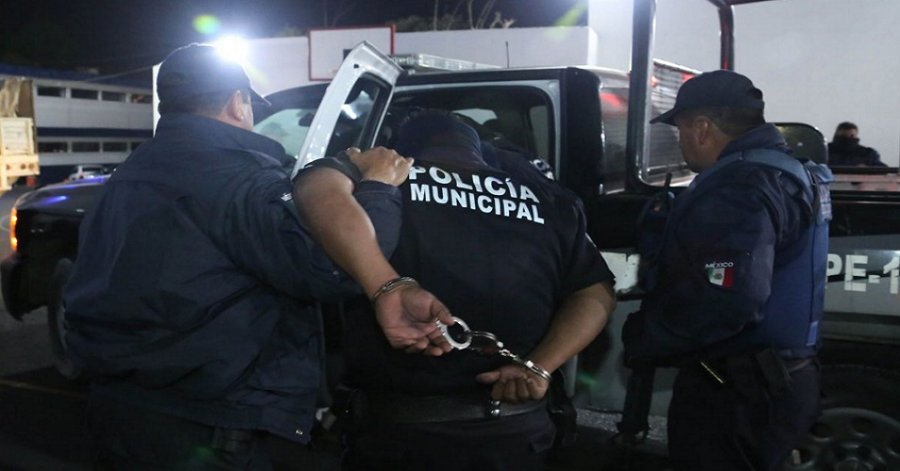 Al atraparlos con un bidón de combustible, policías de Puebla no se tocaron el pecho y arrestan a sus compañeros por intentar robar gasolina