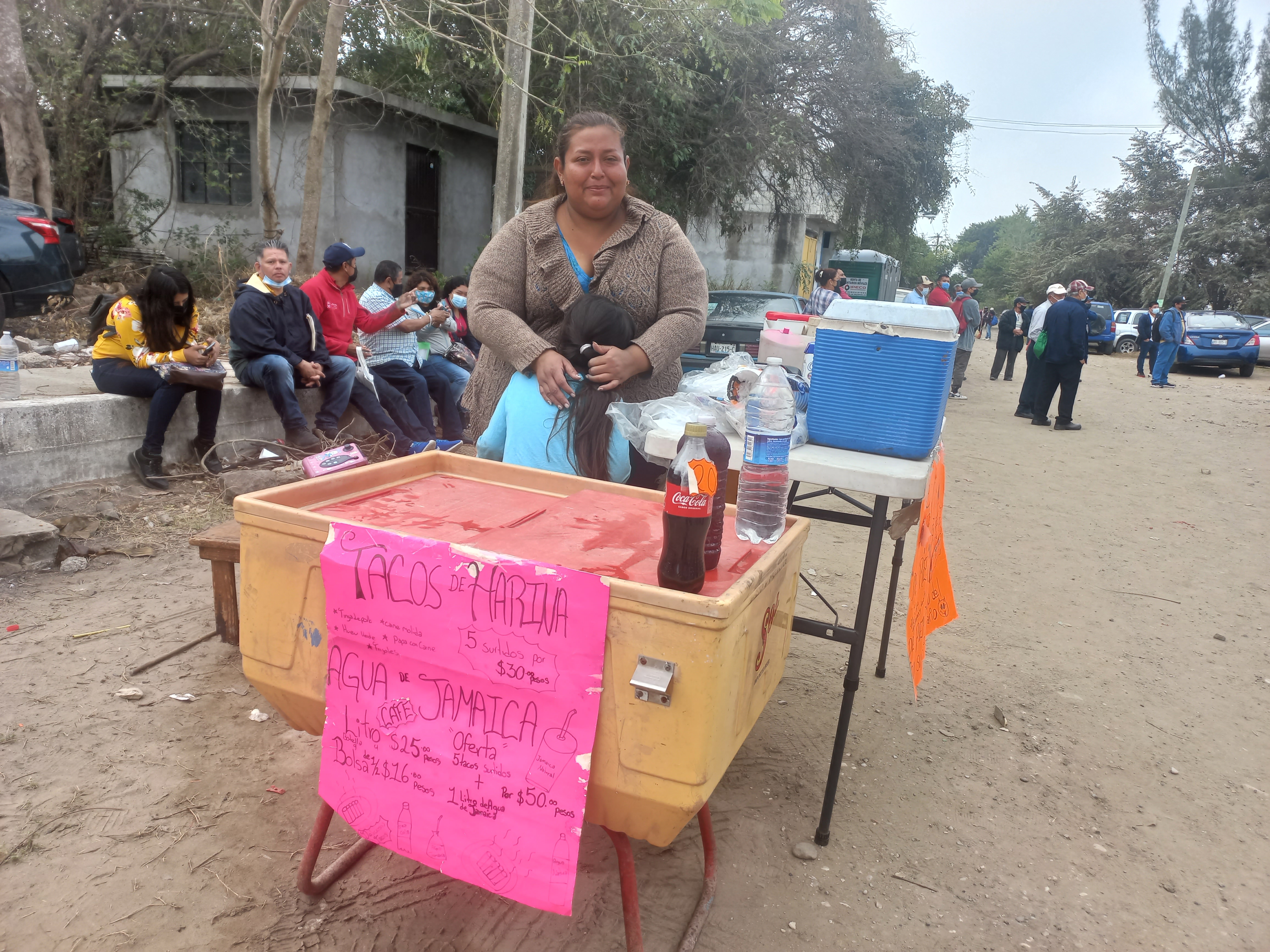 Vende tacos en sedes de vacunación para estudios de su hija