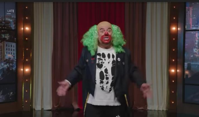 Brozo, el personaje creado por Víctor Trujillo, acusa a AMLO de arrodillarse ante "la verdadera mafia del poder".