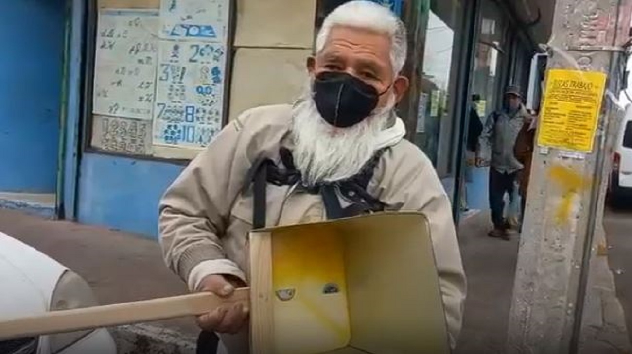 Abuelito de Altamira elabora recogedores para subsistir