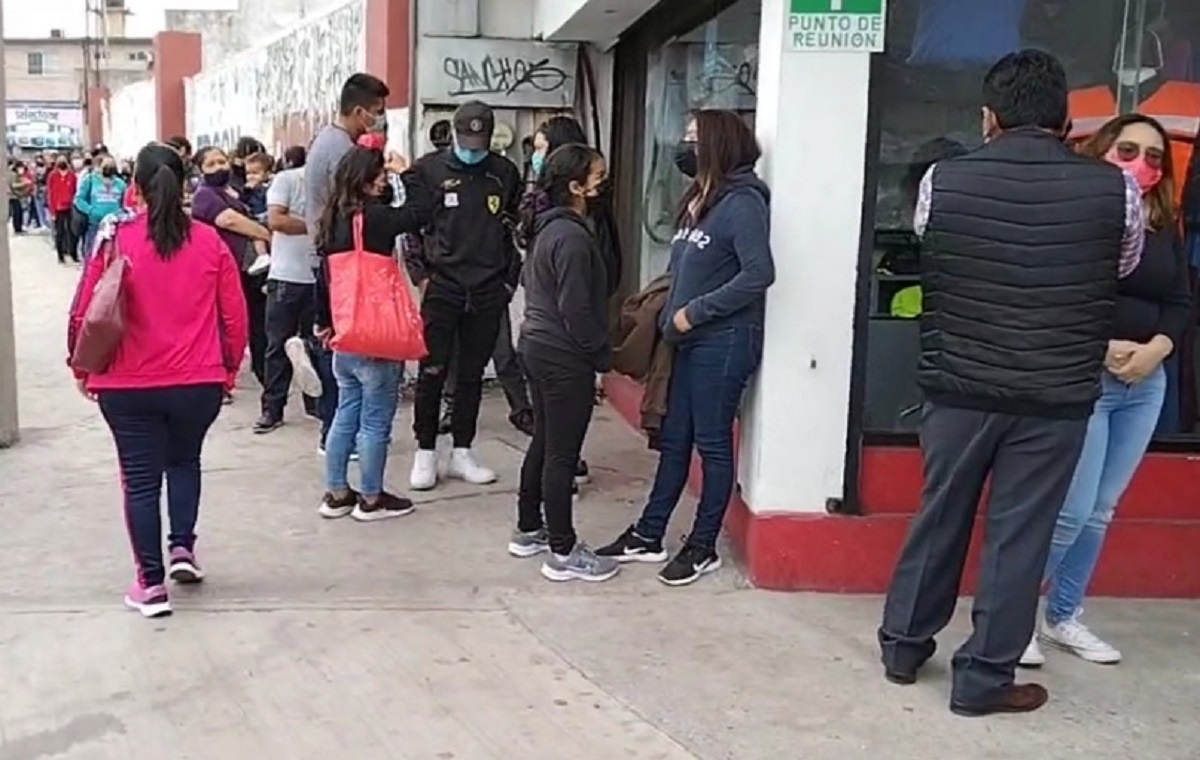 Regreso a clases trae largas filas en tiendas