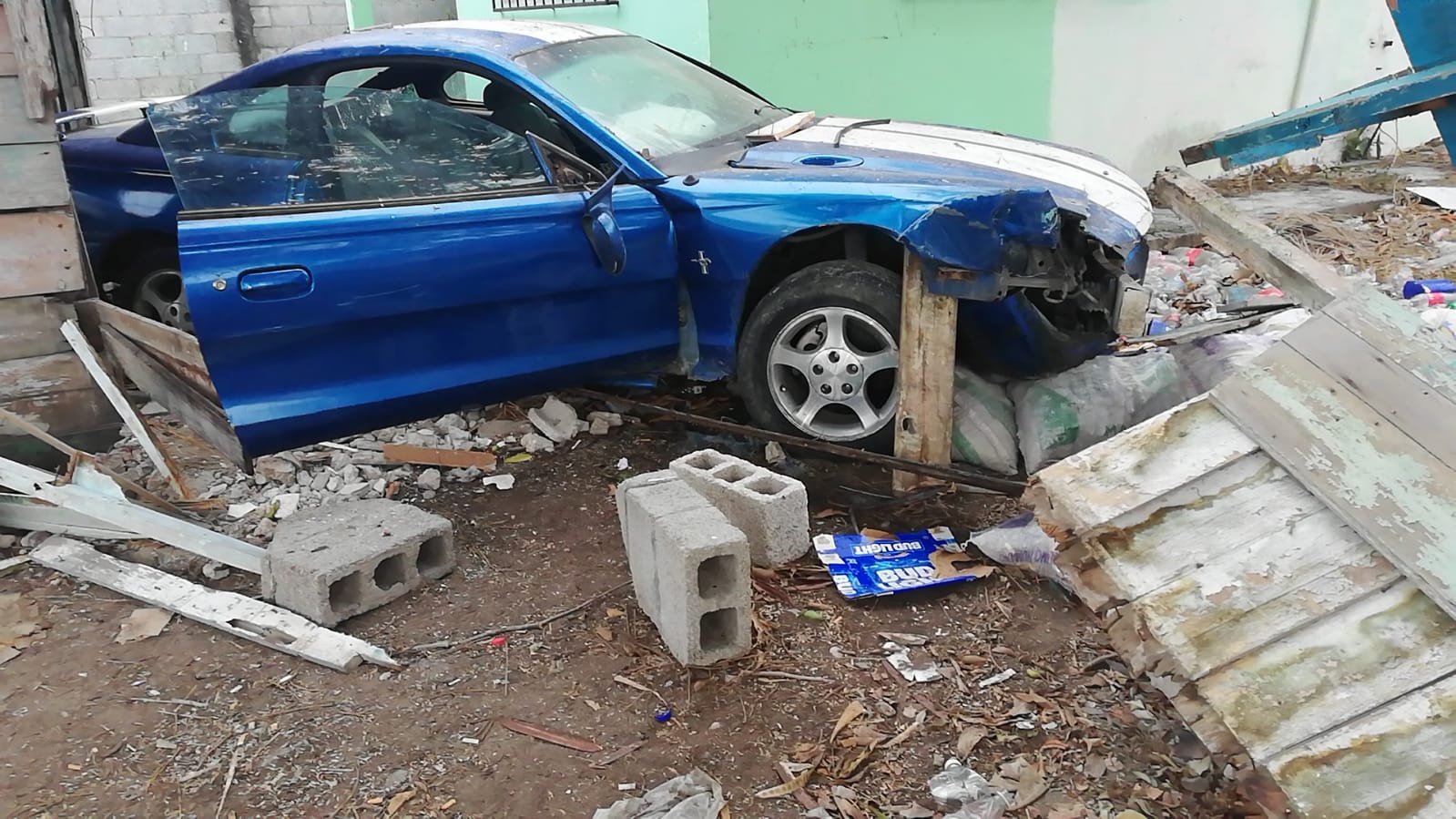 Automóvil terminó incrustado en una casa