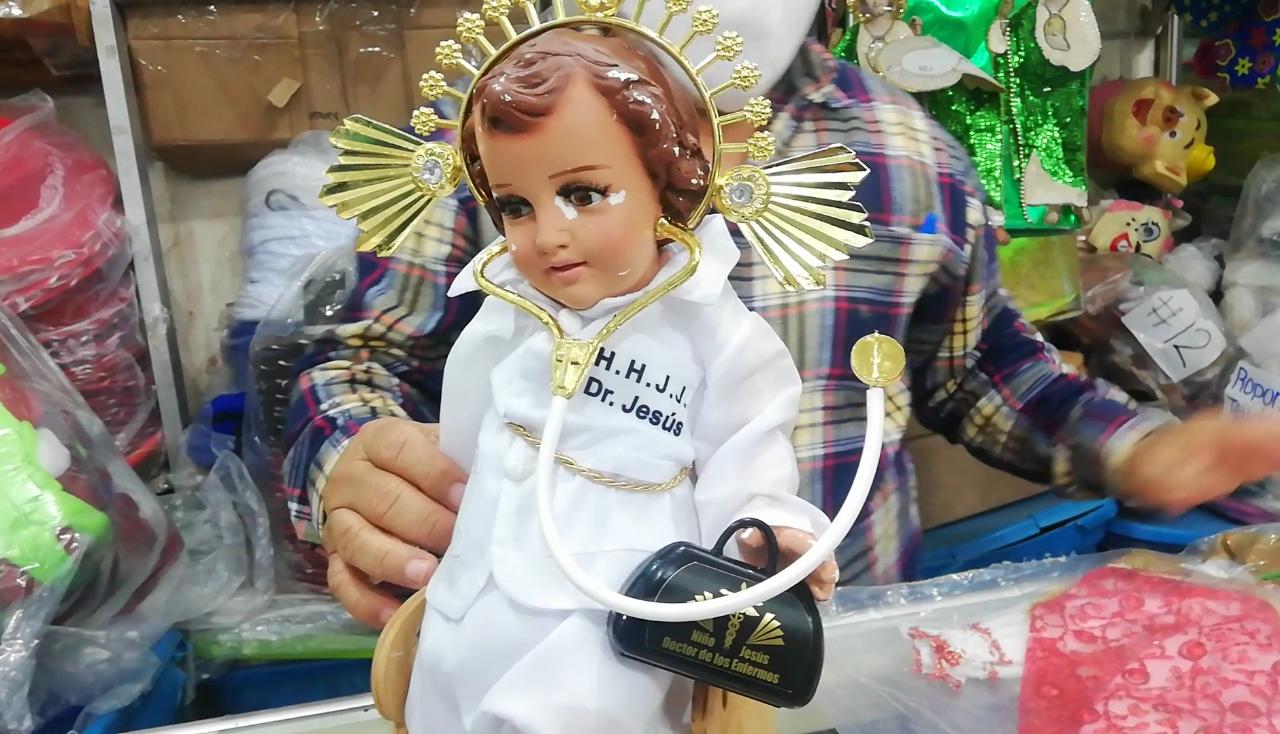 Con ropones de doctor vestirán al niño Dios