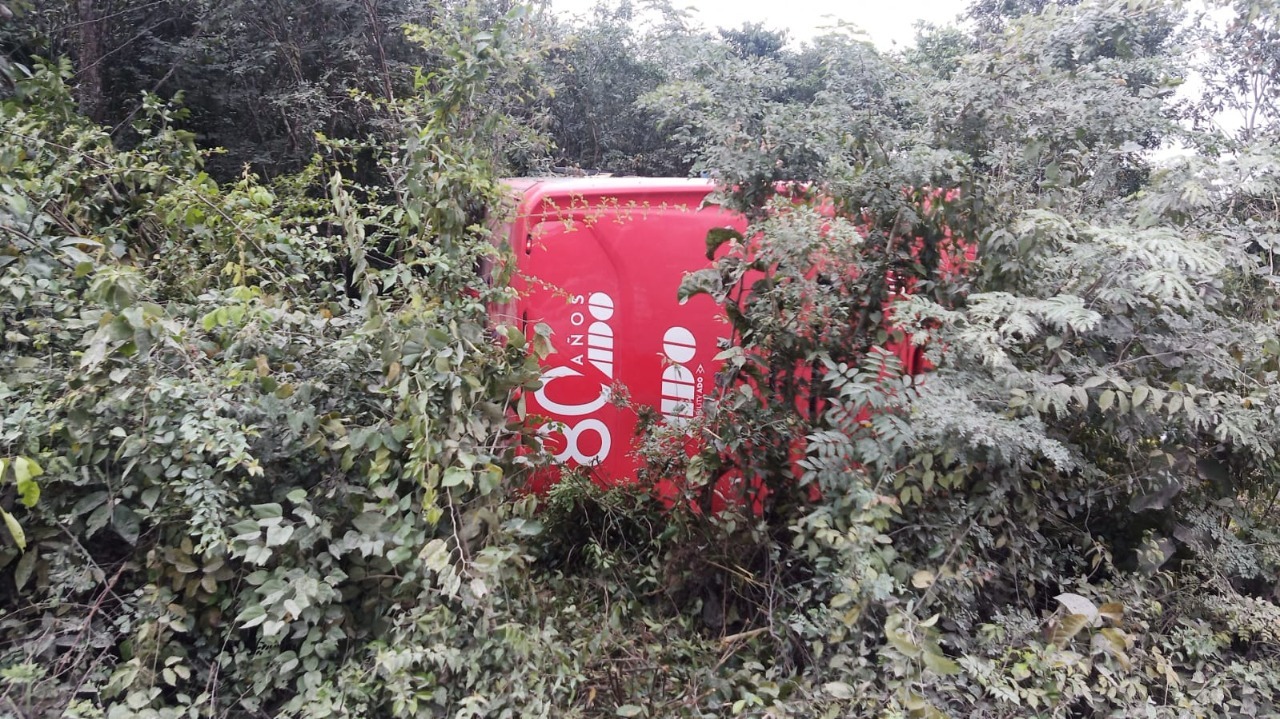 Cerca del kilómetro 242 de la carretera Mérida-Cancún, un camión de la compañía ADO se vuelca y deja al menos 8 muertos.