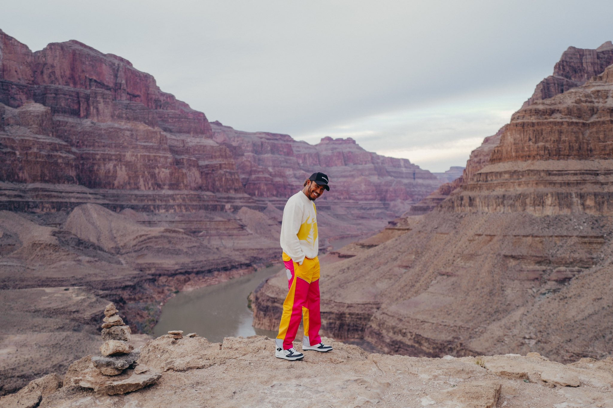 "Me fui, ¡ahora he vuelto!", dice el siete veces campeón del mundo de la Fórmula 1, Lewis Hamilton tras especulaciones sobre su futuro.