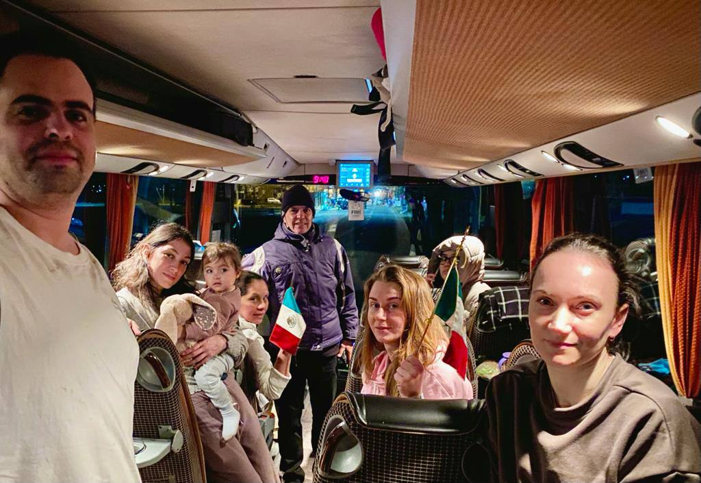 SRE mantiene comunicación con 90 mexicanos que permanecen en Ucrania. Ebrard afirmó que serán trasladados a Rumania cuando sea posible.