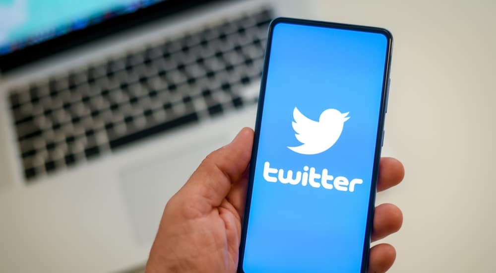 Usuarios informan que Rusia restringe los mensajes de Twitter relacionados con Ucrania; la red social confirma reportes.