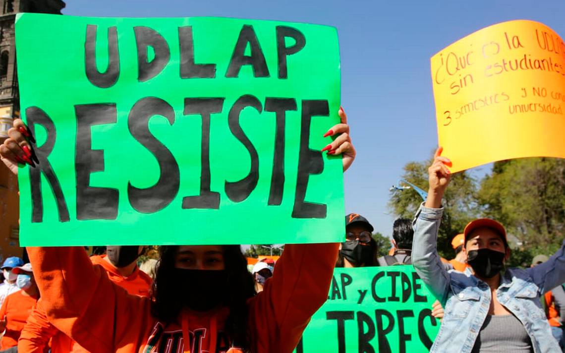 Estudiantes del CIDE y de la UDLAP protestan sobre Paseo de la Reforma con la consigna "más educación, menos corrupción".