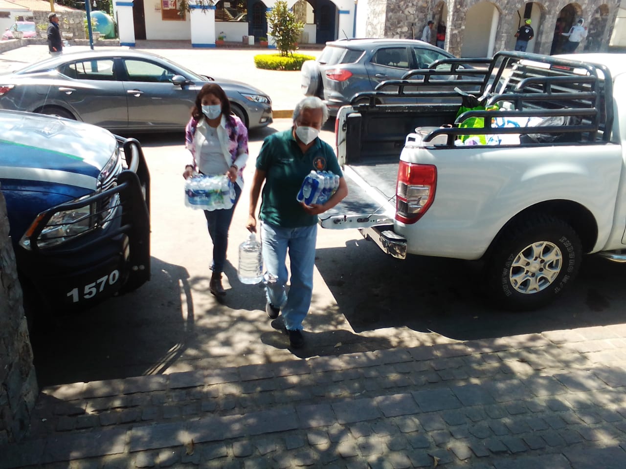 Altamirenses donan víveres a voluntarios