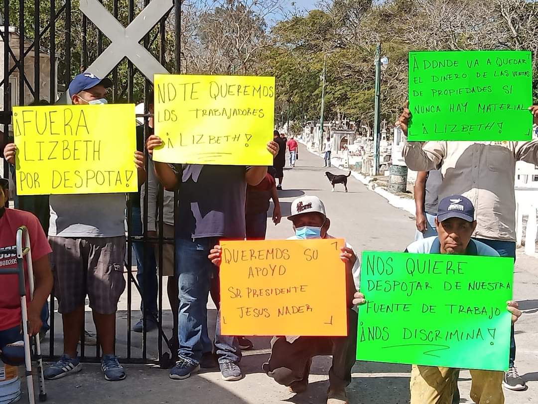 exigen renuncia de directora de cementerios