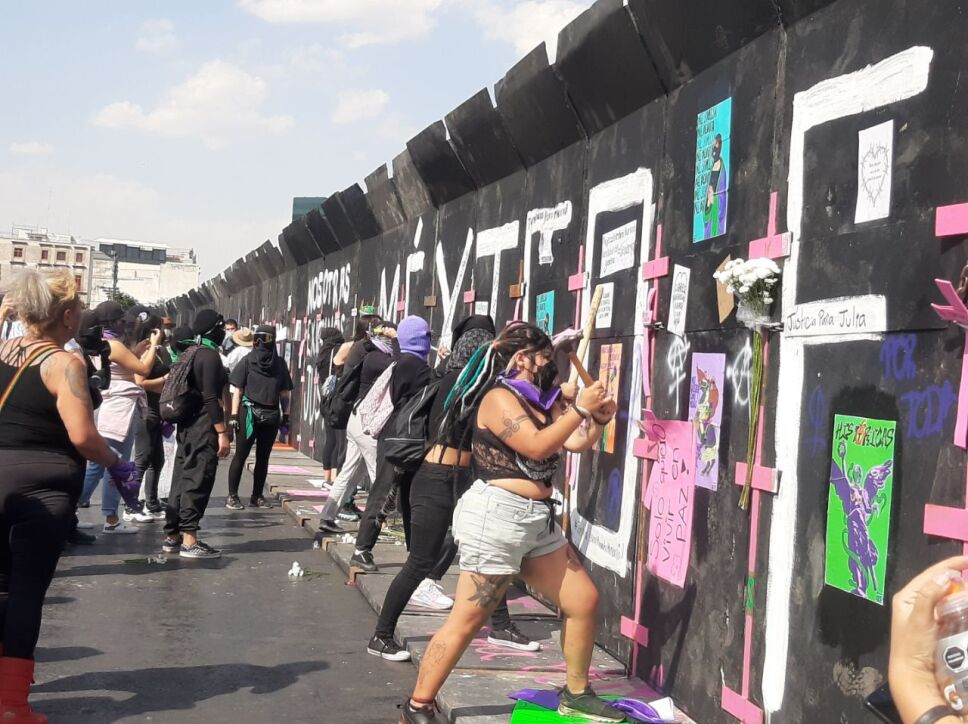 En su llegada al Zócalo de la CDMX, integrantes del Bloque Negro dentro de las protestas por el 8M golpean las vallas de Palacio Nacional.