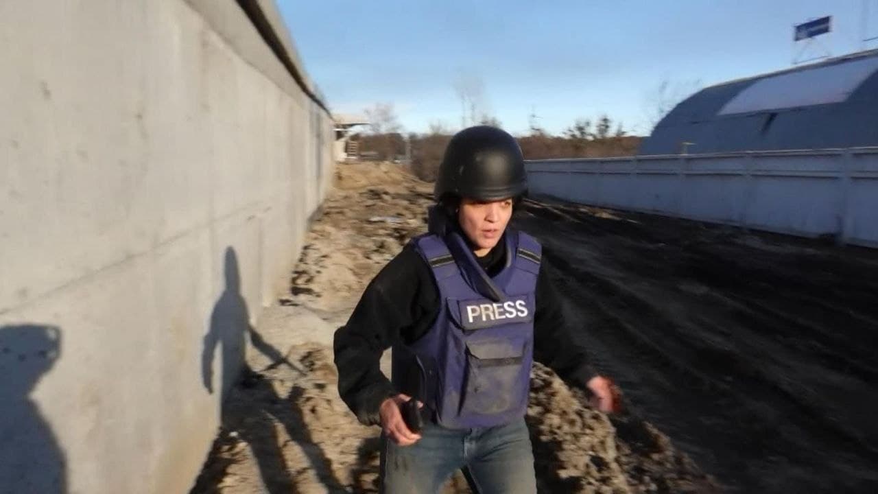 Durante una emboscada, elementos de un escuadrón de reconocimiento ruso le disparan a dos periodistas de Sky News en Ucrania.