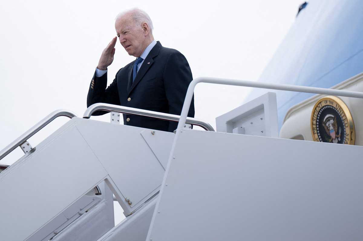 Antes de despegar con rumbo hacia Bruselas, el presidente norteamericano, Joe Biden, alerta de un posible ataque químico de Rusia en Ucrania.