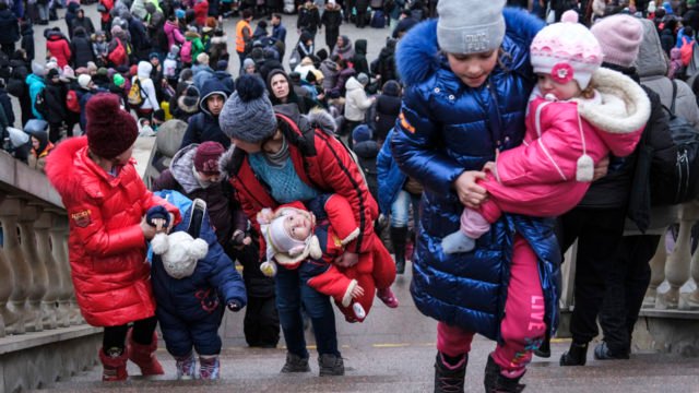 Este es el plan de Estados Unidos para ayudar a los refugiados ucranianos. Entre los primeros en llegar, será aquellos con familia en el país