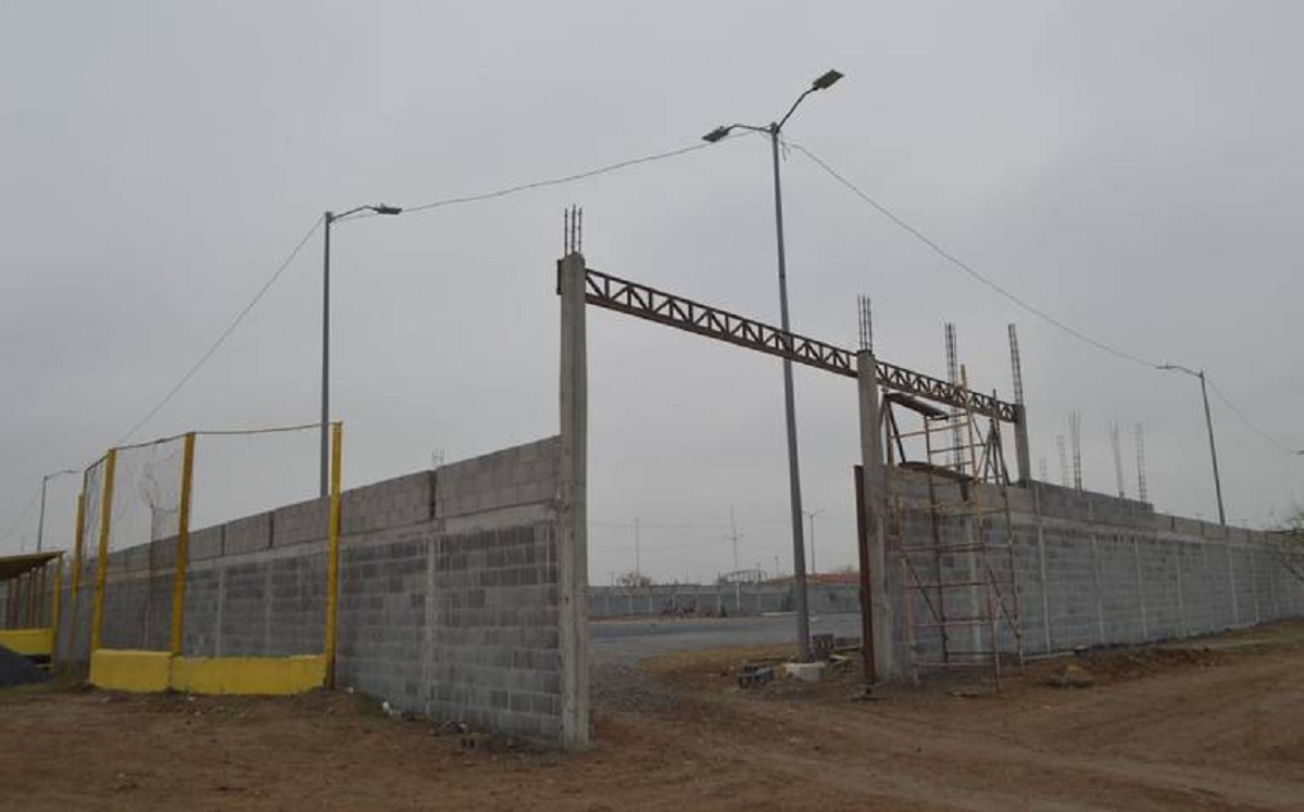 Migrantes construyen su propio albergue