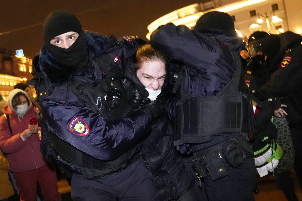 En un ambiente de mucha tensión, autoridades rusas reportan alrededor de 487 personas detenidas en diversas ciudades de Rusia por protestar